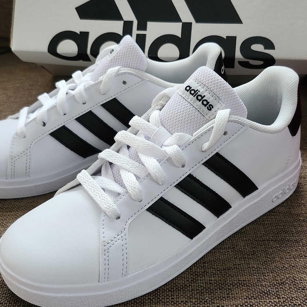 BRAND NEW!! Kids Adidas GRAND court 2.0k White and Black Sneakers